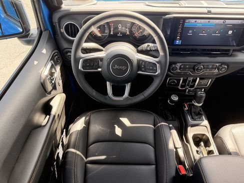 Used 2025 Jeep Wrangler Unlimited Sahara AWD/4WD image 29