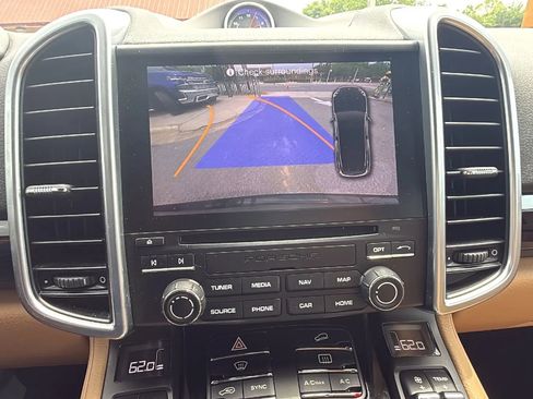 Used 2017 Porsche Cayenne w/ Premium Package image 17