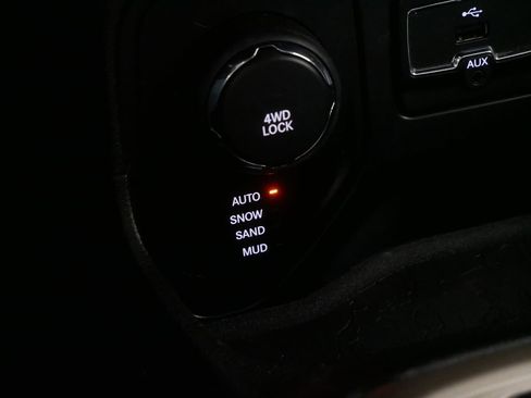Used 2016 Jeep Renegade Latitude AWD/4WD image 27