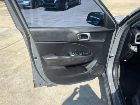 Used 2023 Hyundai Venue SEL FWD image 11