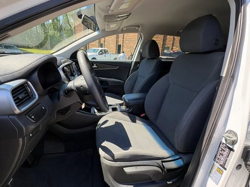 Used 2020 Kia Sorento AWD V6 image 2