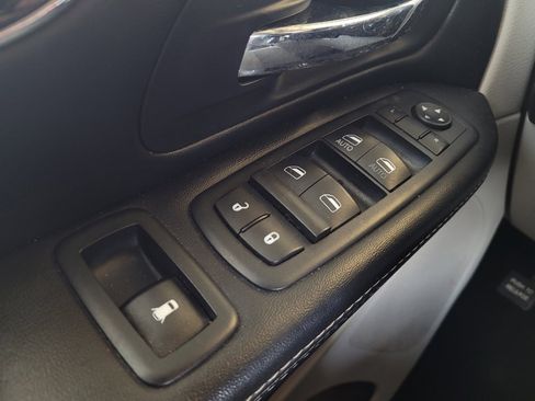 Used 2016 Chrysler Town & Country Touring image 27
