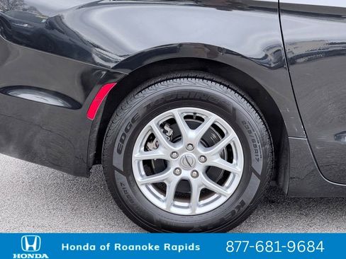 Used 2023 Chrysler Pacifica Touring-L image 39