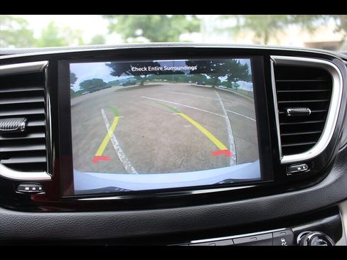 Used 2023 Chrysler Pacifica Touring-L FWD image 28