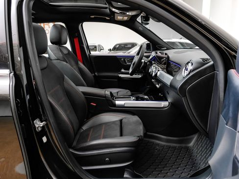 Used 2024 Mercedes-Benz GLB 35 AMG 4MATIC image 33