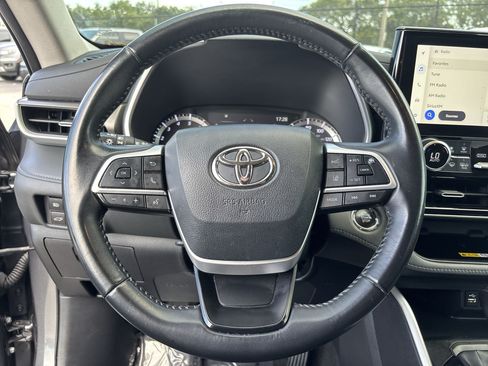Used 2023 Toyota Highlander XLE FWD image 11