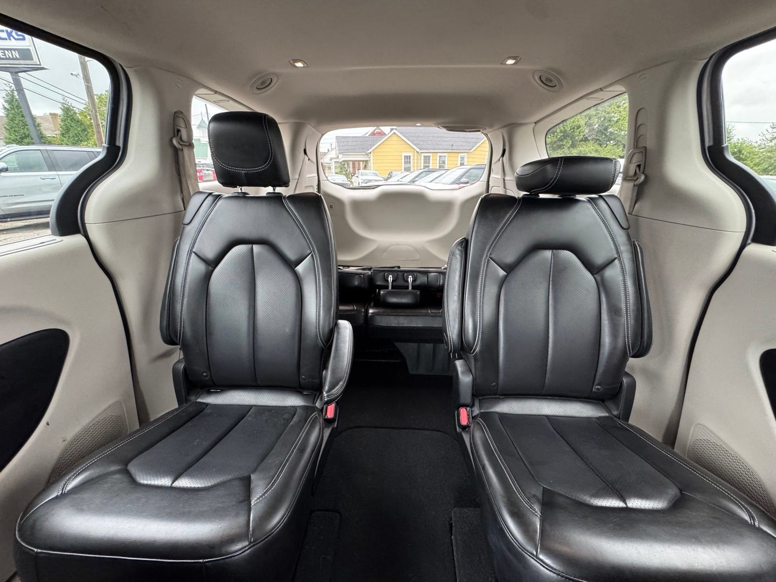 Used 2023 Chrysler Pacifica Touring-L FWD image 24