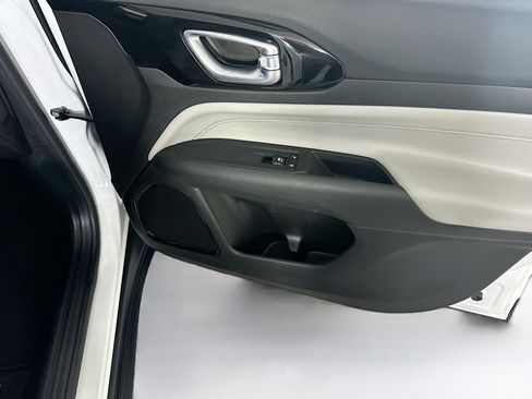 Used 2025 Jeep Compass Limited image 30