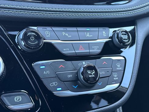 New 2026 Chrysler Pacifica Limited w/ Uconnect Theater Family Group image 23