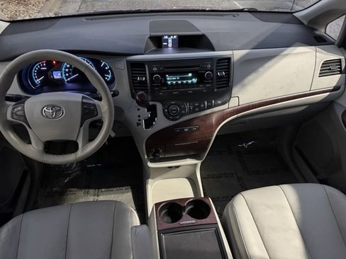 Used 2013 Toyota Sienna XLE image 11