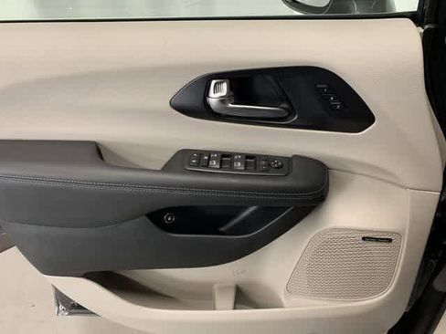 Used 2020 Chrysler Pacifica Limited w/ Advanced Safetytec Group FWD image 15