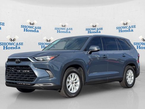 Used 2024 Toyota Grand Highlander FWD image 2