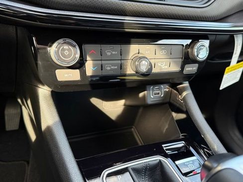 New 2026 Jeep Compass Latitude image 24