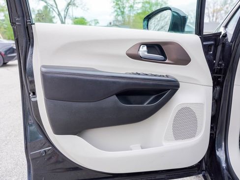 Used 2018 Chrysler Pacifica Touring-L Plus FWD image 12