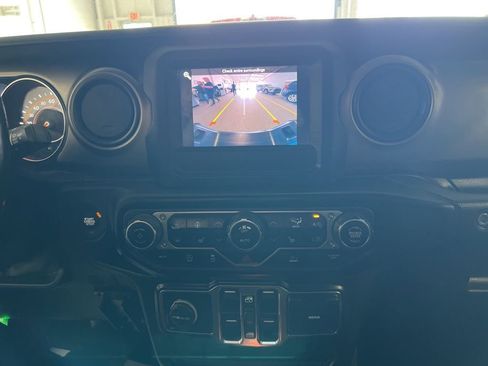 Used 2021 Jeep Gladiator Willys image 8