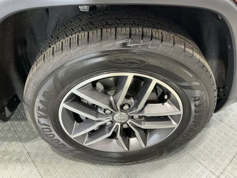 Used 2018 Jeep Grand Cherokee Limited image 38