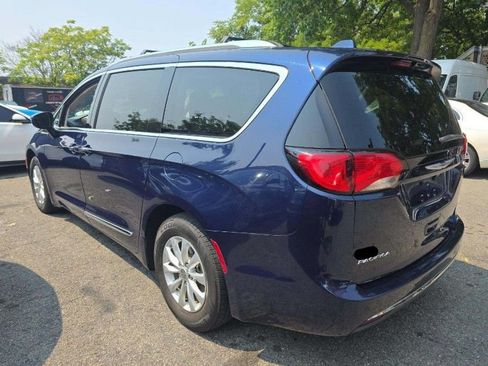 Used 2018 Chrysler Pacifica Touring-L FWD image 3