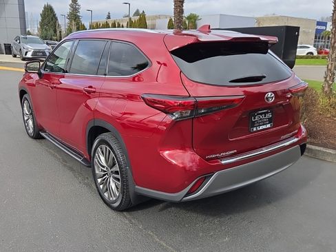 Used 2021 Toyota Highlander Platinum image 3