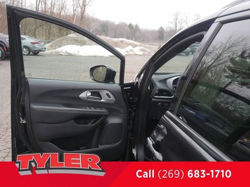 Used 2025 Chrysler Pacifica Limited FWD image 19