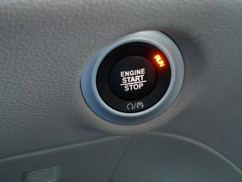 Used 2023 Chrysler Pacifica Limited image 32