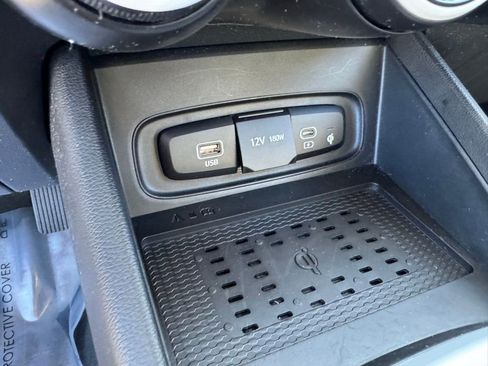 Used 2023 Hyundai Venue Limited image 28