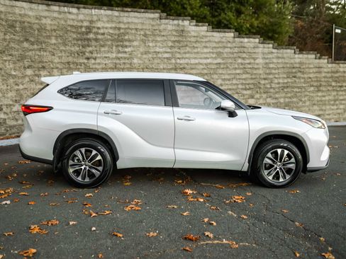 Certified 2023 Toyota Highlander XLE image 5
