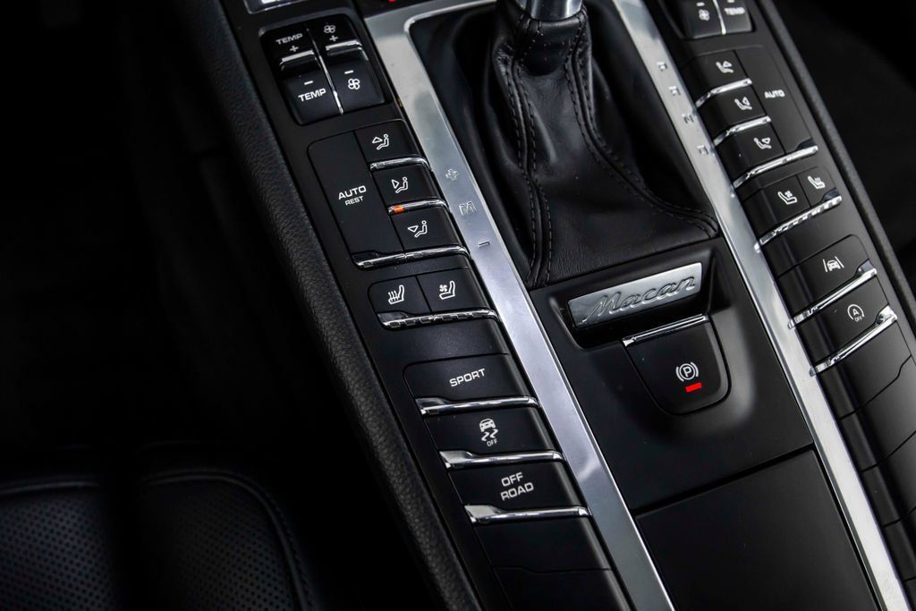 Used 2020 Porsche Macan AWD/4WD image 38