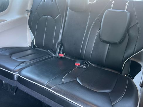 Used 2023 Chrysler Pacifica Limited image 19