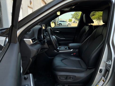 Used 2025 Toyota Highlander XSE AWD/4WD image 11