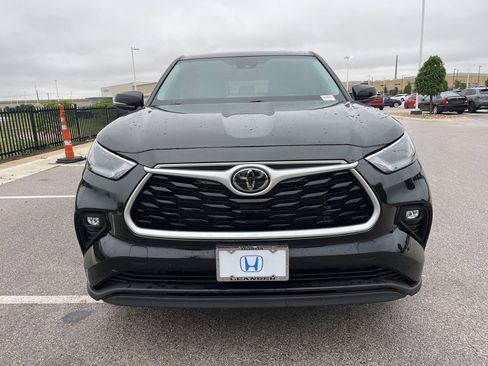 Used 2024 Toyota Highlander LE FWD image 2