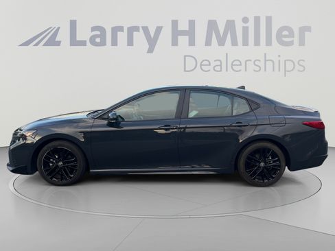 Used 2025 Toyota Camry SE FWD image 2