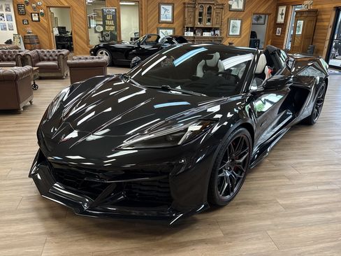 Used 2023 Chevrolet Corvette Z06 RWD image 3