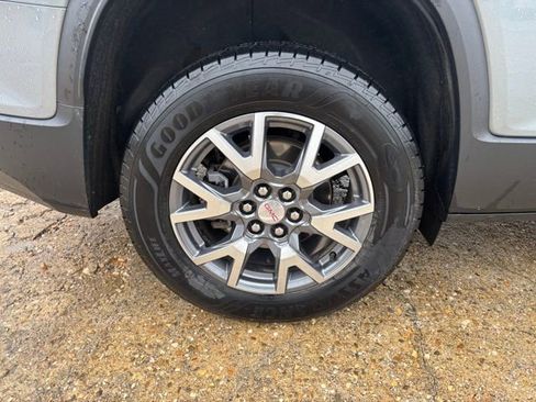 Used 2023 GMC Acadia SLT w/ Preferred Package image 9