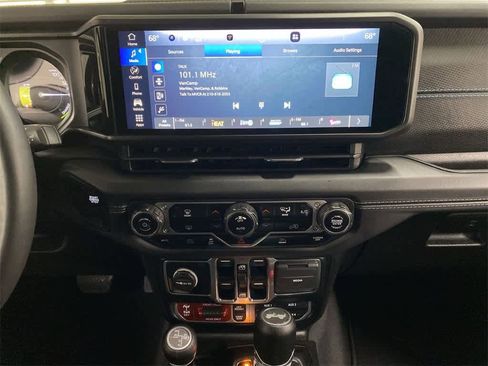 Used 2024 Jeep Wrangler Rubicon image 25