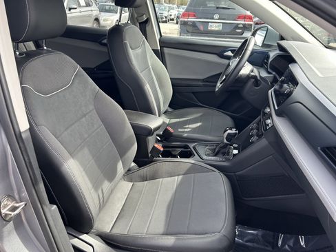 Used 2024 Volkswagen Taos SE image 25