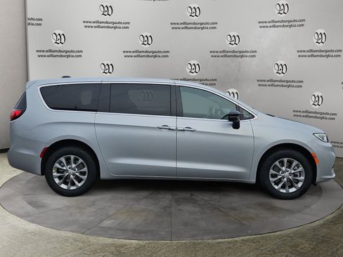 New 2026 Chrysler Pacifica Limited image 6