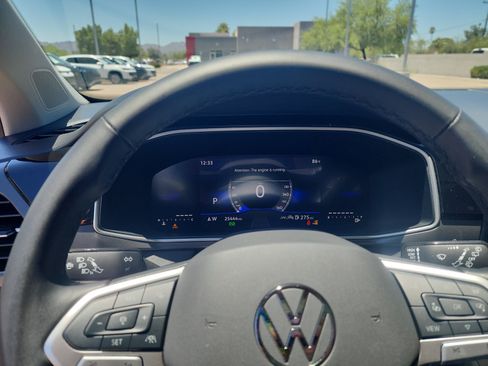 Used 2025 Volkswagen Taos SE FWD image 10