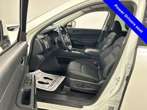 Used 2023 Nissan Pathfinder SV w/ Black Appearance Package image 9