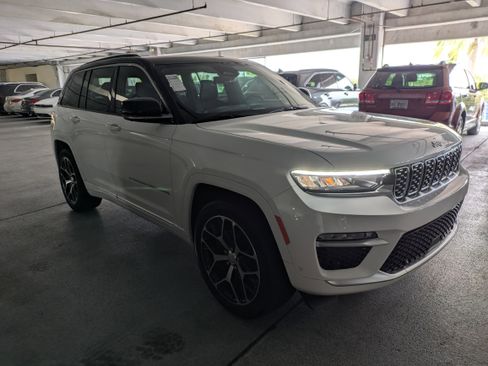 New 2025 Jeep Grand Cherokee Summit image 2