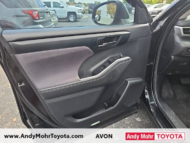 Used 2020 Toyota Highlander L FWD image 11