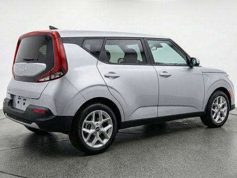 Used 2025 Kia Soul LX w/ LX Technology Package FWD image 9