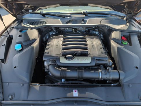 Used 2017 Porsche Cayenne Platinum Edition image 28