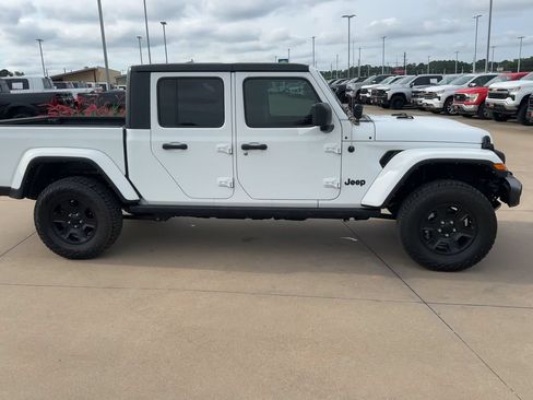 Used 2022 Jeep Gladiator Sport AWD/4WD image 9