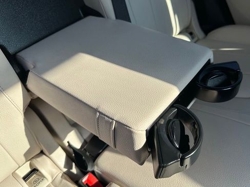 Used 2023 Mercedes-Benz GLB 250 4MATIC w/ Premium Package image 39