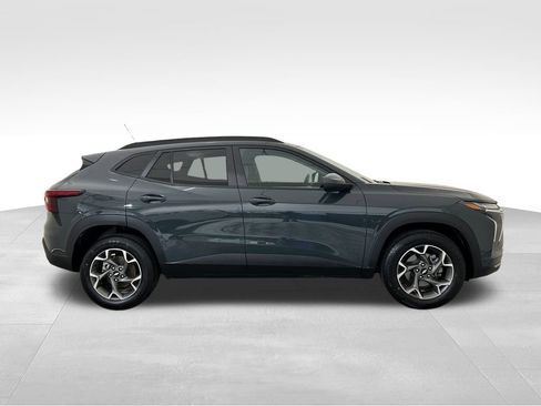 Used 2025 Chevrolet Trax LT FWD image 6