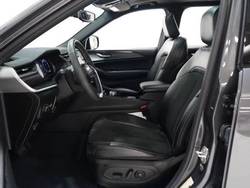 Used 2023 Jeep Grand Cherokee L Laredo image 16