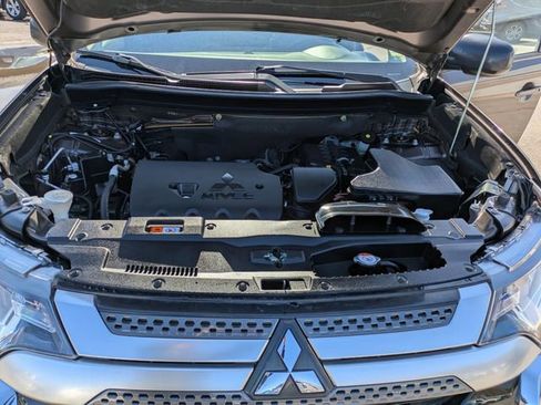 Used 2020 Mitsubishi Outlander AWD image 23