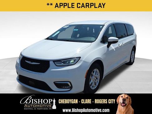 Used 2023 Chrysler Pacifica Touring-L FWD image 9