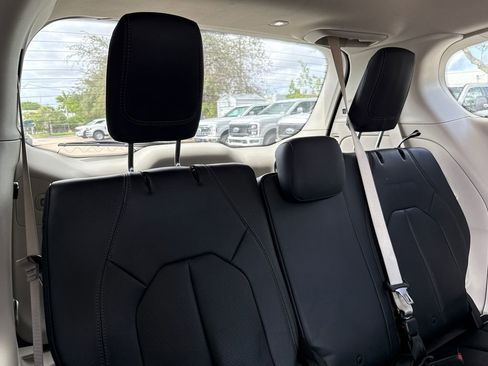 Used 2018 Chrysler Pacifica Touring-L image 25