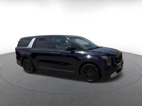 Used 2026 Kia Carnival FWD image 2